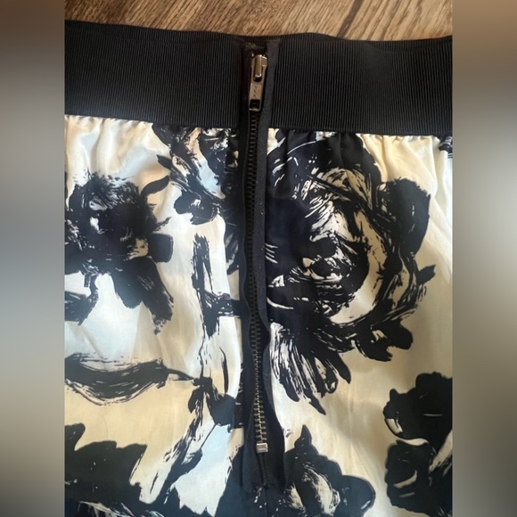 Loft by Ann Taylor ladies skirt size 14. Good condition. Elastic waist zipper - Picture 3 of 9